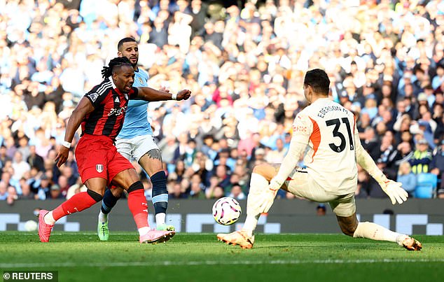 Ederson stoppant Traoré en un contre un