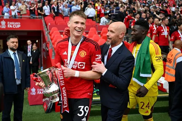 Scott McTominay célèbre avec le trophée de la FA Cup