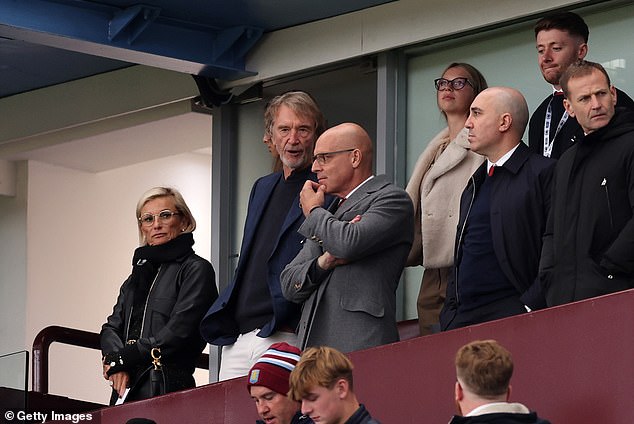 Jim Ratcliffe et Dave Brailsford lors du match contre Aston Villa