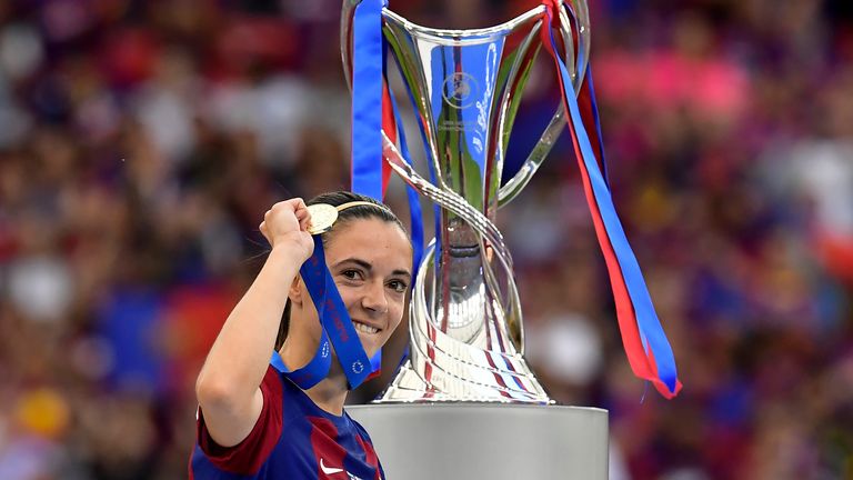 Aitana Bonmati tenant sa médaille après la victoire en finale de la Ligue des champions féminine