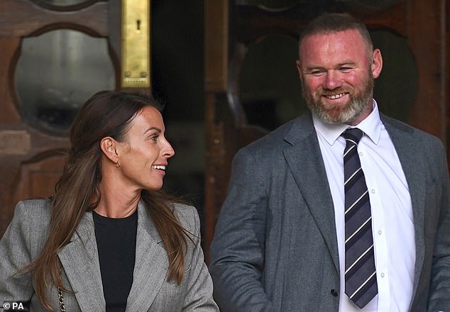 Coleen Rooney avec son mari Wayne Rooney lors d'une apparition au tribunal