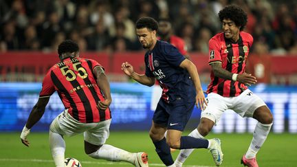 Warren Zaire-Emery au milieu de deux défenseurs niçois lors de la 7e journée de Ligue 1. \(VALERY HACHE / AFP\)