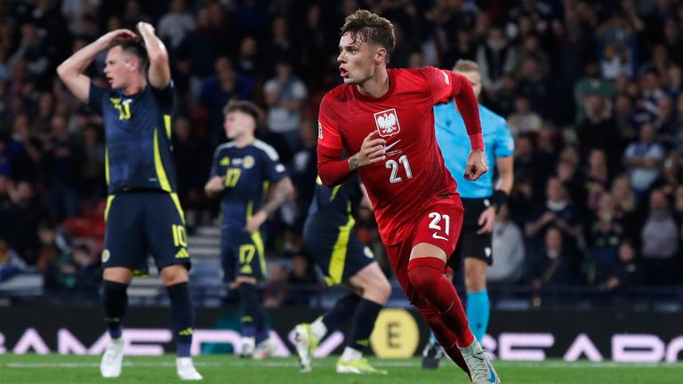 Nicola Zalewski célèbre son but lors du match de la Ligue des Nations entre l'Écosse et la Pologne