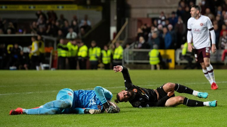 Craig Gordon et Steven Fletcher blessés lors d'un match.