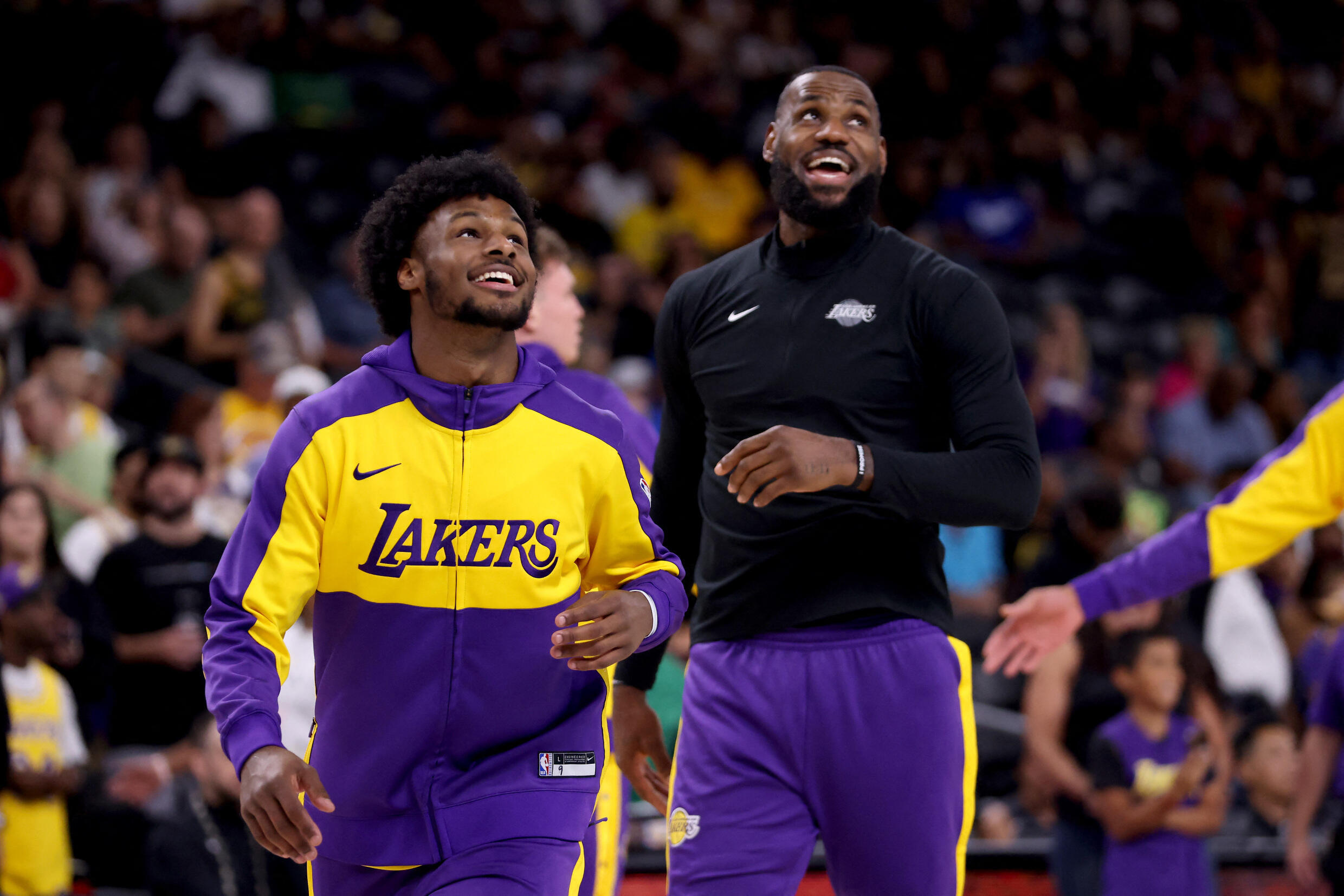 LeBron James et Bronny James s'échauffent avant le match