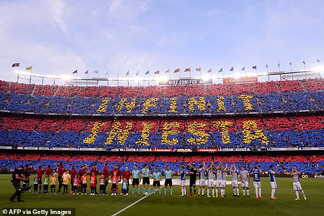 Hommage à Iniesta au Camp Nou