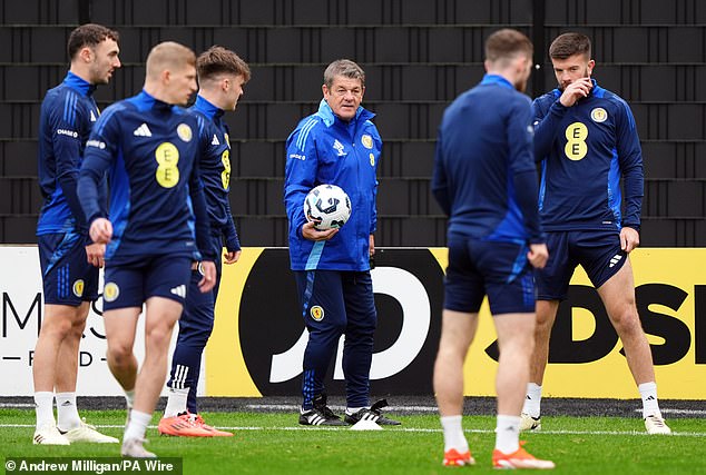 John Carver, entraîneur de l'Écosse, a dit aux supporters de se préparer à souffrir