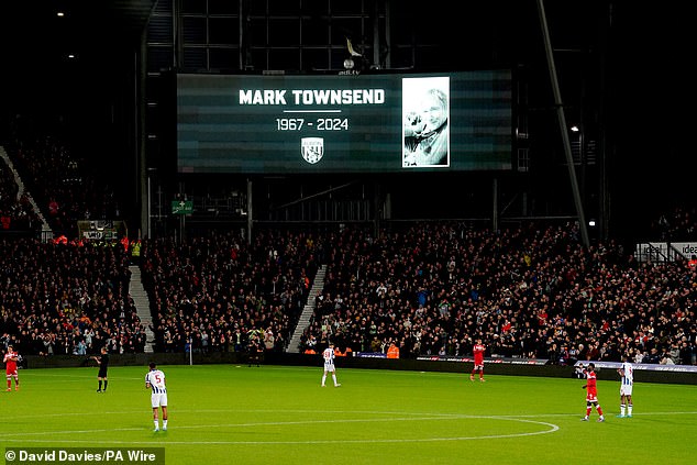 Hommage rendu à Mark Townsend lors d'un match contre Middlesbrough