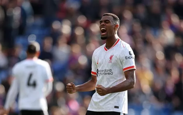 Ryan Gravenberch célèbre après la victoire de Liverpool contre Crystal Palace