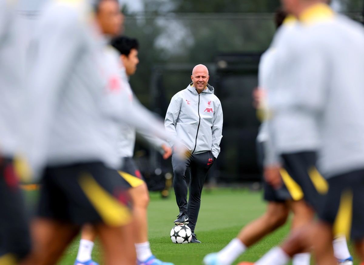 Arne Slot lors de l'entraînement à Liverpool