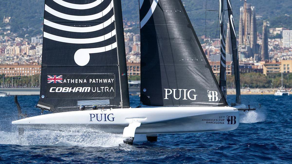 Le bateau de course AC40 Athena Pathway en action lors de la première Women's America's Cup