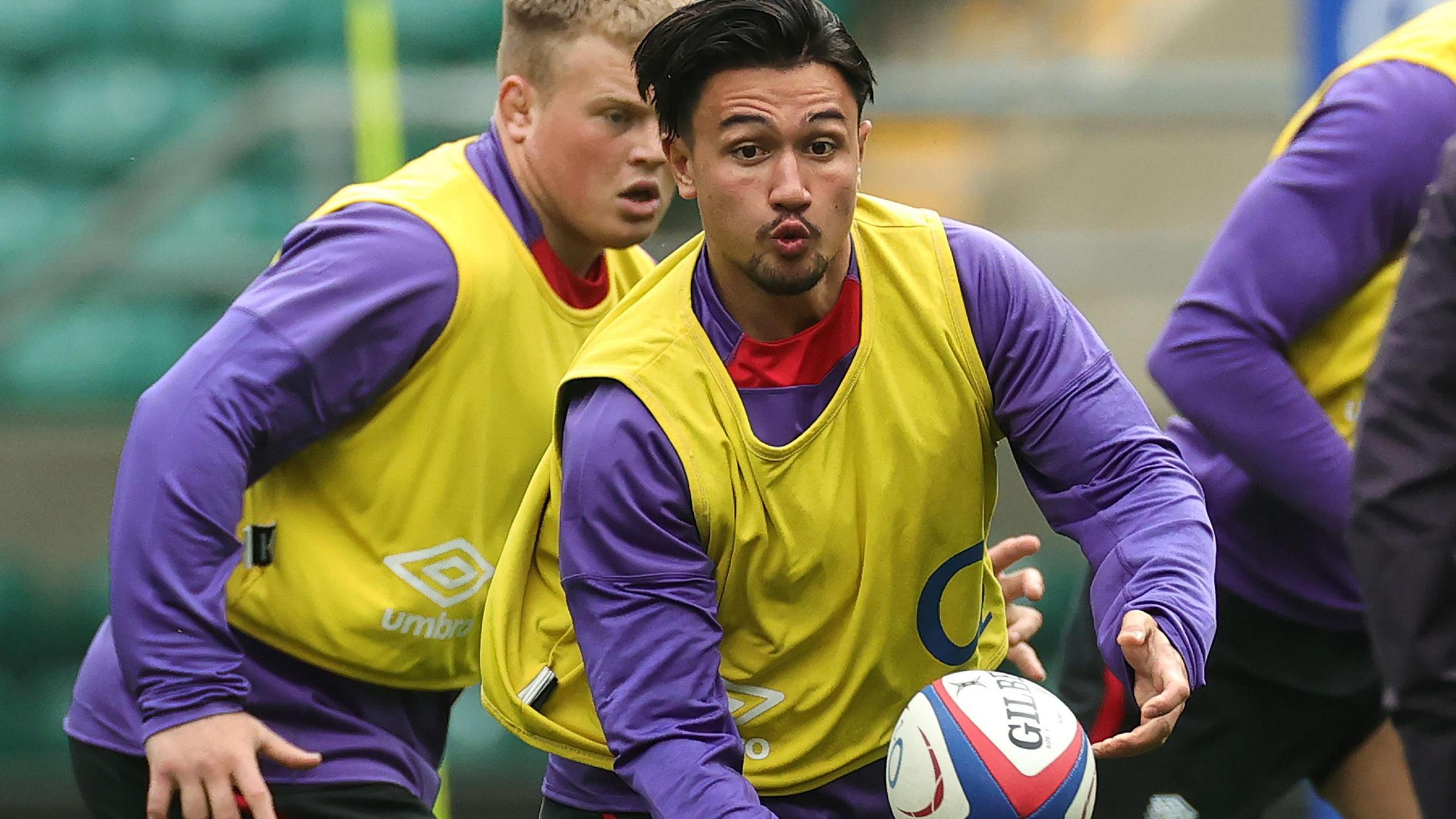 Marcus Smith lors de l'entraînement avec l'Angleterre