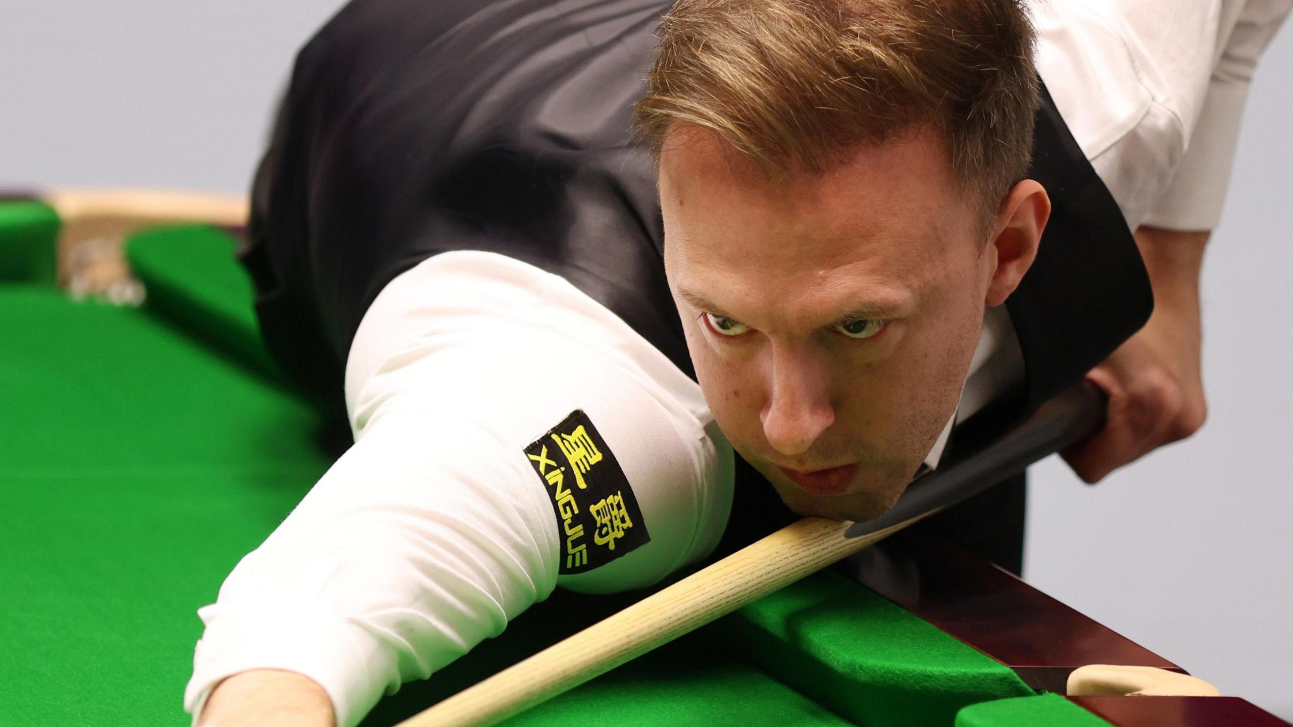 Judd Trump joue un coup