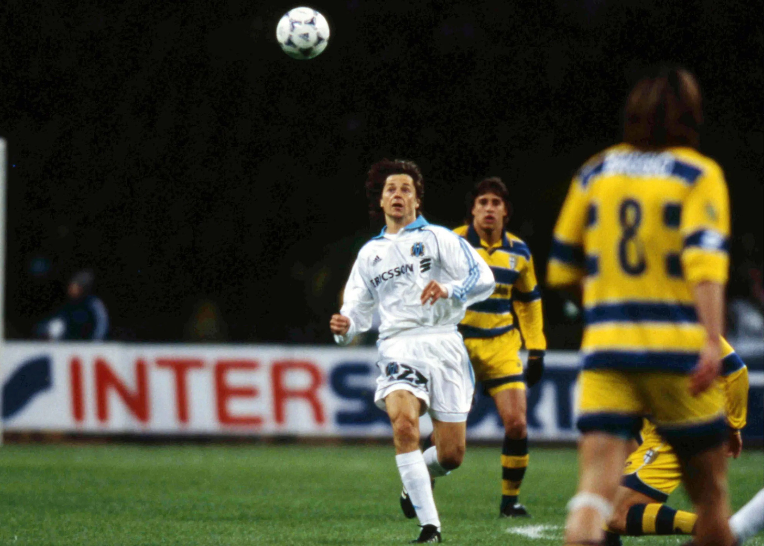 Daniel Bravo sous le maillot marseillais en 1999 contre Parme (Finale de la Coupe de l’UEFA).