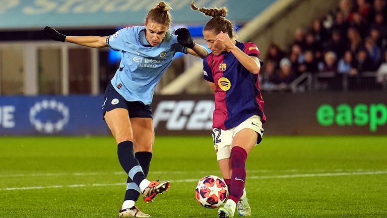 Vivianne Miedema de Manchester City a un tir bloqué par Ona Batlle de Barcelone