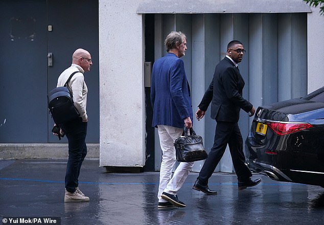 Sir Jim Ratcliffe, au centre, a été vu quitter le siège d'Ineos à Knightsbridge mardi.