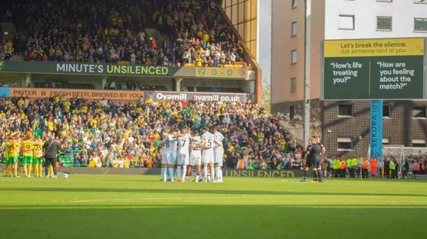 Les joueurs de Norwich City et Hull City participent à la Minute Unsilenced avant le match