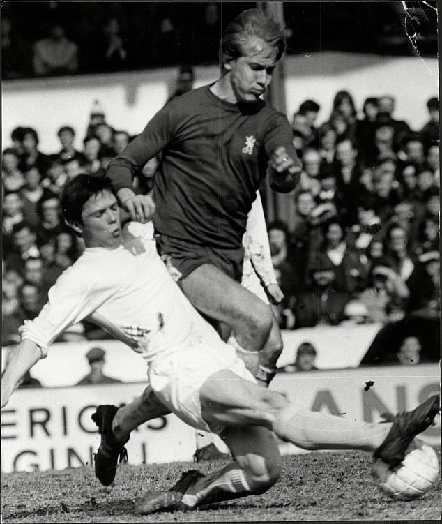 Steve Perryman en action avec Tottenham Hotspur