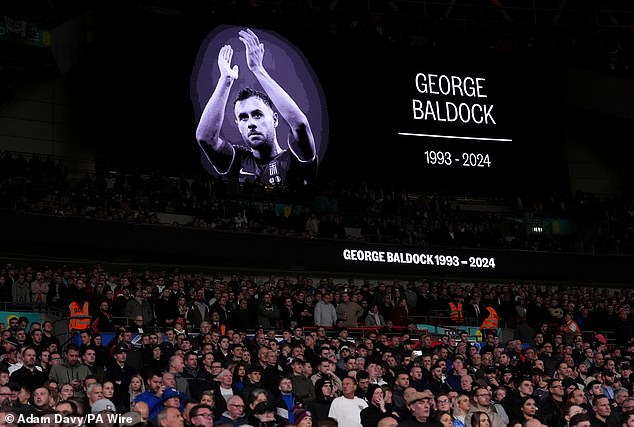 Hommage rendu à George Baldock à Wembley