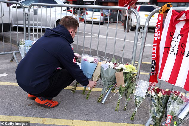 Hommages pour George Baldock devant le stade de Sheffield United