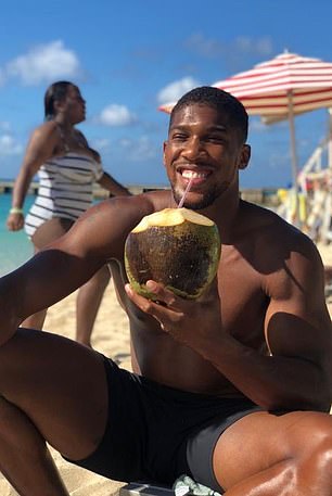 Anthony Joshua sur la plage