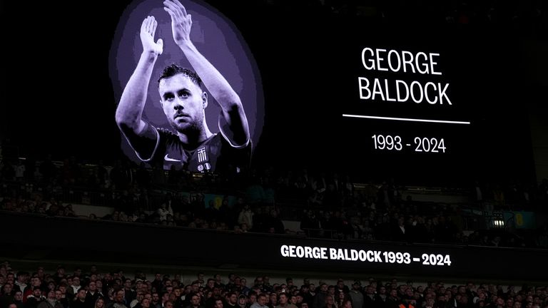 Wembley paie hommage à George Baldock