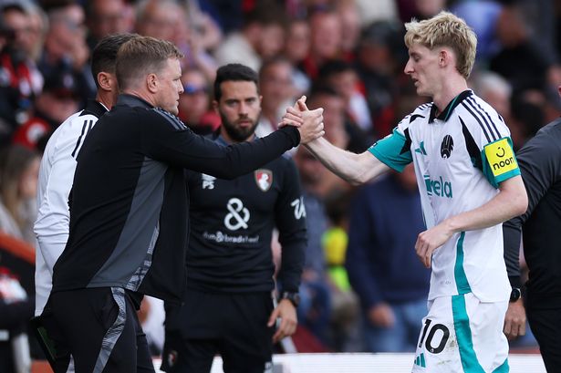 Eddie Howe, entraîneur principal de Newcastle United, et Anthony Gordon