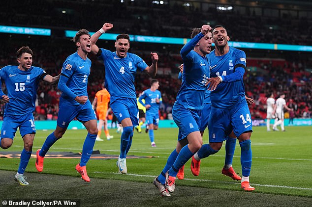 La Grèce a marqué un but mémorable en fin de match pour créer la surprise à Wembley