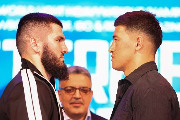 Artur Beterbiev et Dmitry Bivol lors d'une conférence de presse