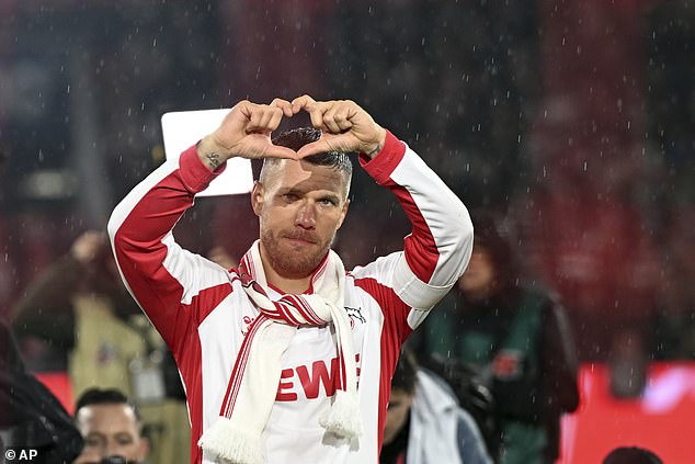 Lukas Podolski fait ses adieux aux supporters de Cologne.