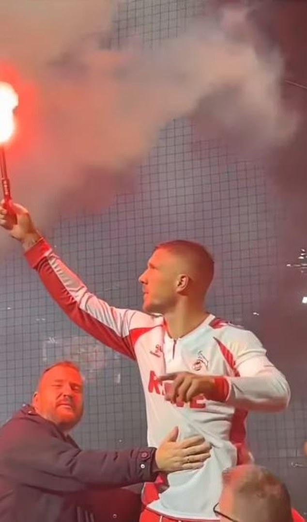 Podolski se mélange avec les fans lors de son match hommage.