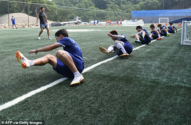 Son Woong-jung supervisant une séance d'entraînement en 2018.