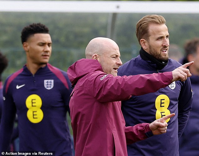 Carsley parlant à Kane lors d'une séance d'entraînement