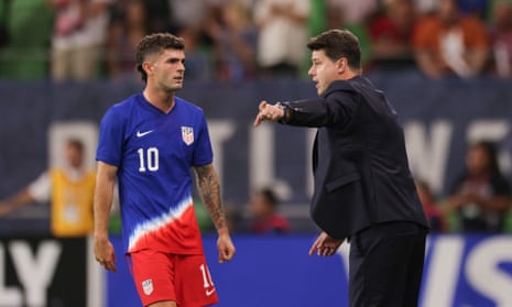 Mauricio Pochettino s'entretient avec Christian Pulisic lors du premier match amical contre le Panama au Q2 Stadium d'Austin, Texas.