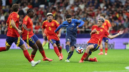 Le streamer français Tiky face à son homologue espagnol Papi Gavi, lors du match entre Français et Espagnols, le 12 octobre 2024 au Metropolitan stadium de Madrid (Espagne). (THOMAS COEX / AFP)