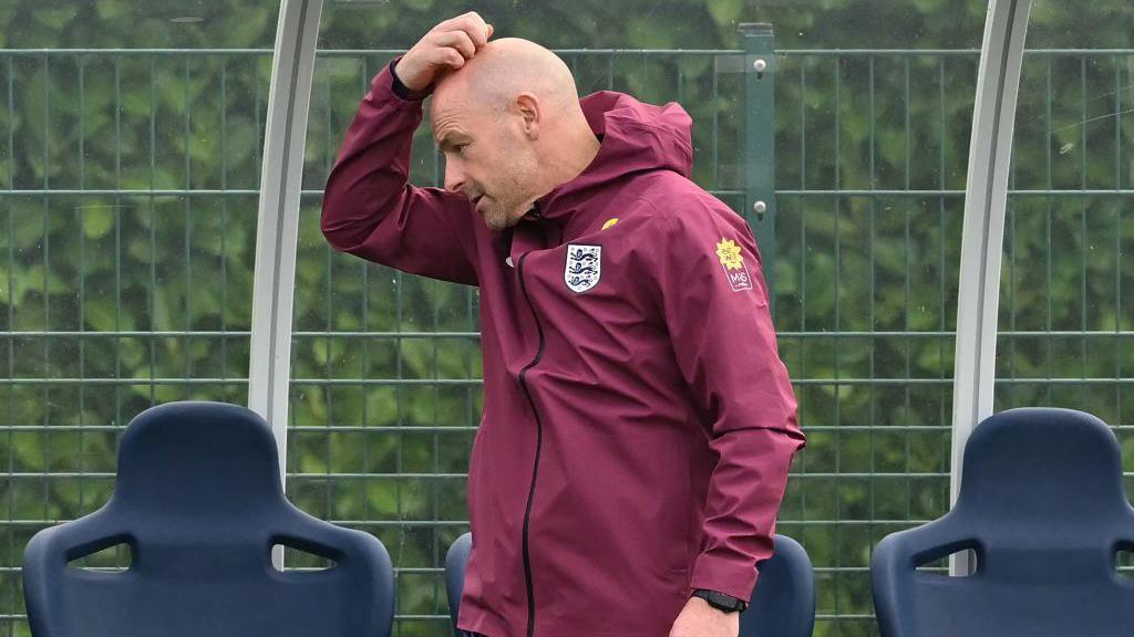 Lee Carsley scratchant sa tête lors d'une séance d'entraînement avec l'Angleterre