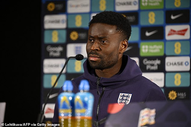 Guehi lors de la conférence de presse avant le match contre la Finlande