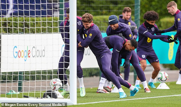 Les joueurs anglais s'entraînent avec bonne humeur