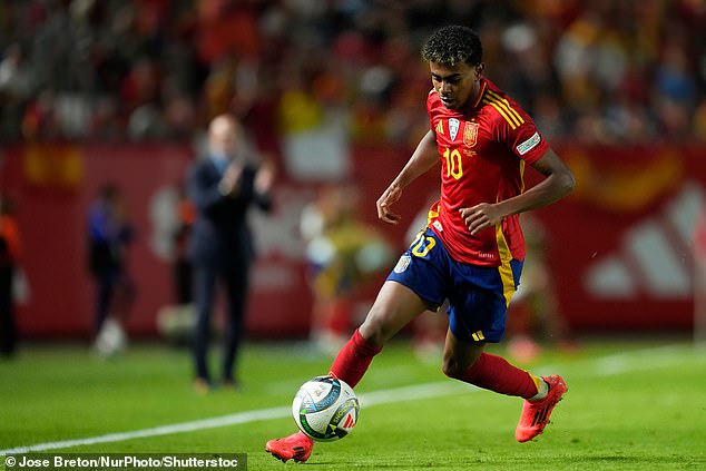 Lamine Yamal en action pour l'Espagne lors de la victoire 1-0 contre le Danemark à Murcie