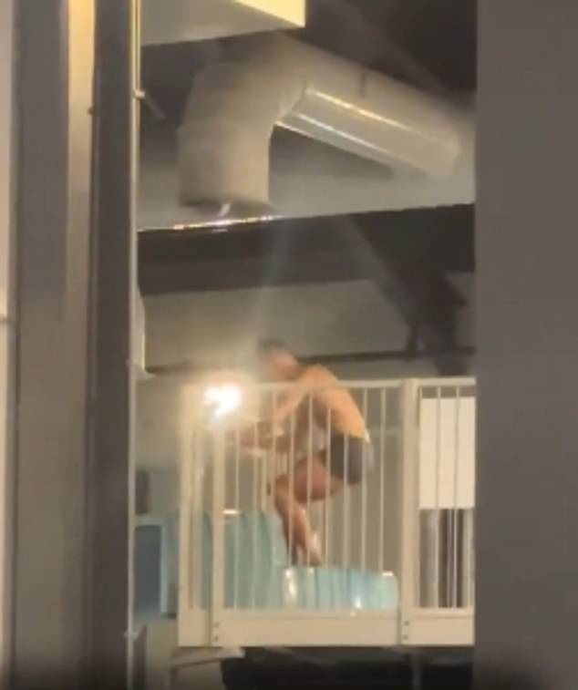 Cristiano Ronaldo s'amusant sur un toboggan aquatique