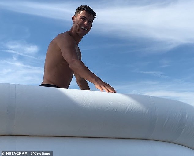 Ronaldo profitant d'un toboggan lors de vacances en Grèce en 2019