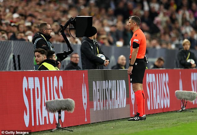 Le tir de Leweling a été annulé par les officiels pour hors-jeu.