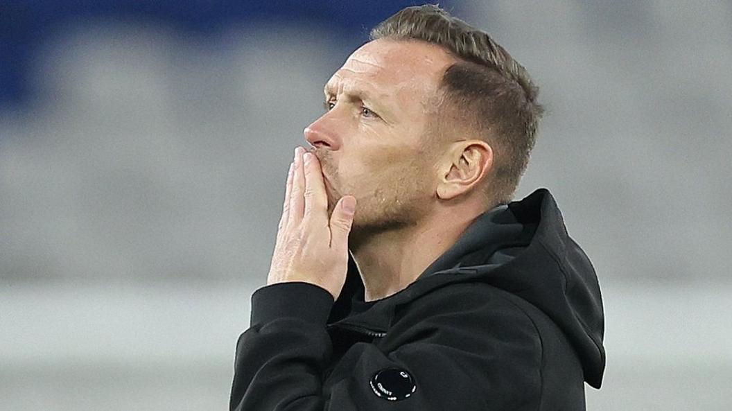 Craig Bellamy salue les fans gallois après la victoire contre le Monténégro.