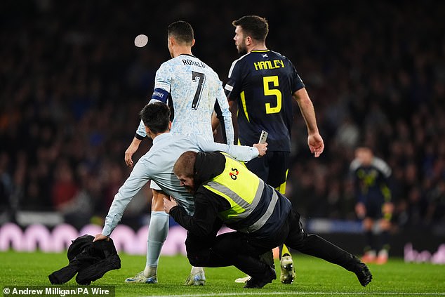 Un envahisseur de terrain appréhendé après avoir violé la sécurité du Hampden pour atteindre Ronaldo