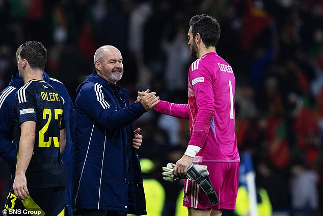 Steve Clarke salue Craig Gordon après le match