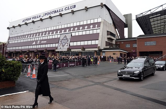 Les fans d'Aston Villa disent leurs adieux à Gary Shaw avant ses funérailles