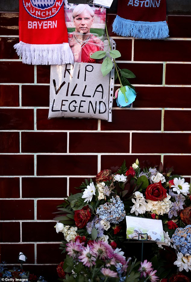 Les fans se sont rassemblés à Villa Park