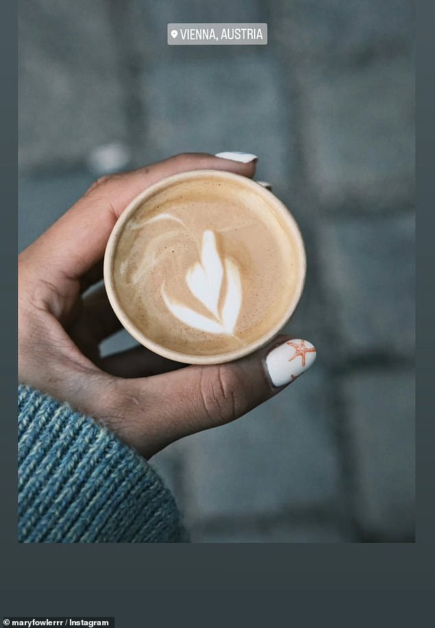 Les footballeurs découvrent des monuments historiques tout en prenant un café.