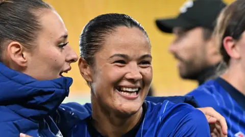 Natasha Thomas souriante après un match de football