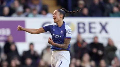 Natasha Thomas célébrant un but pendant un match